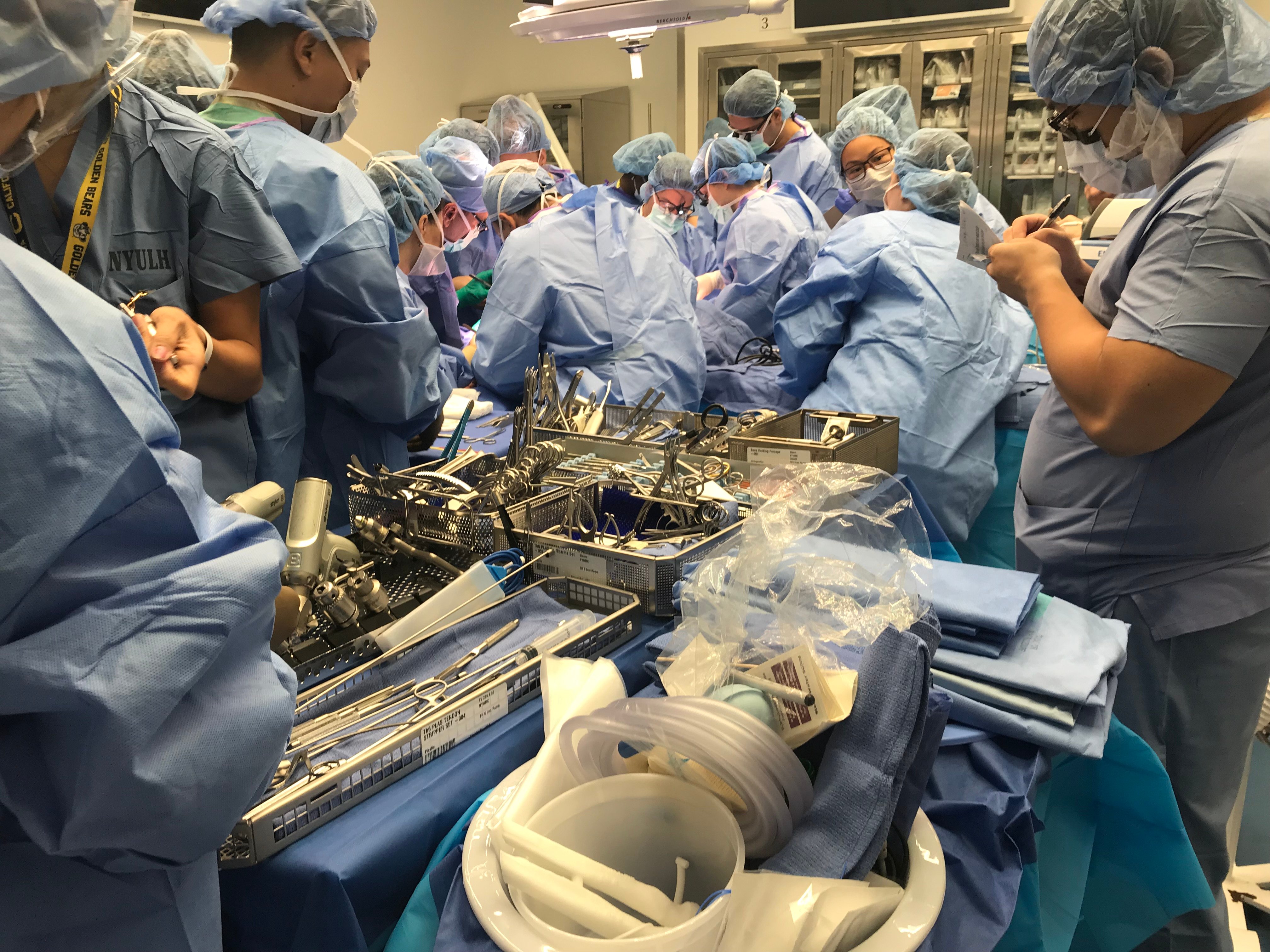 During a preparation period of 14 months, Materialise clinical engineers formed a cohesive team alongside NYU Langone surgeons, rehearsing the operation in a lab environment to develop and fine-tune the surgical plan.