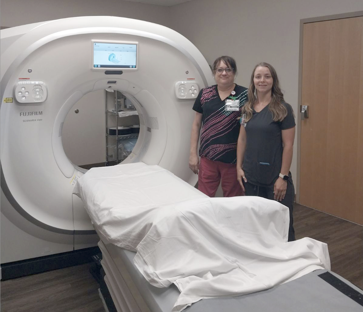 Massac Memorial employees in front of their SCENARIA View CT System.