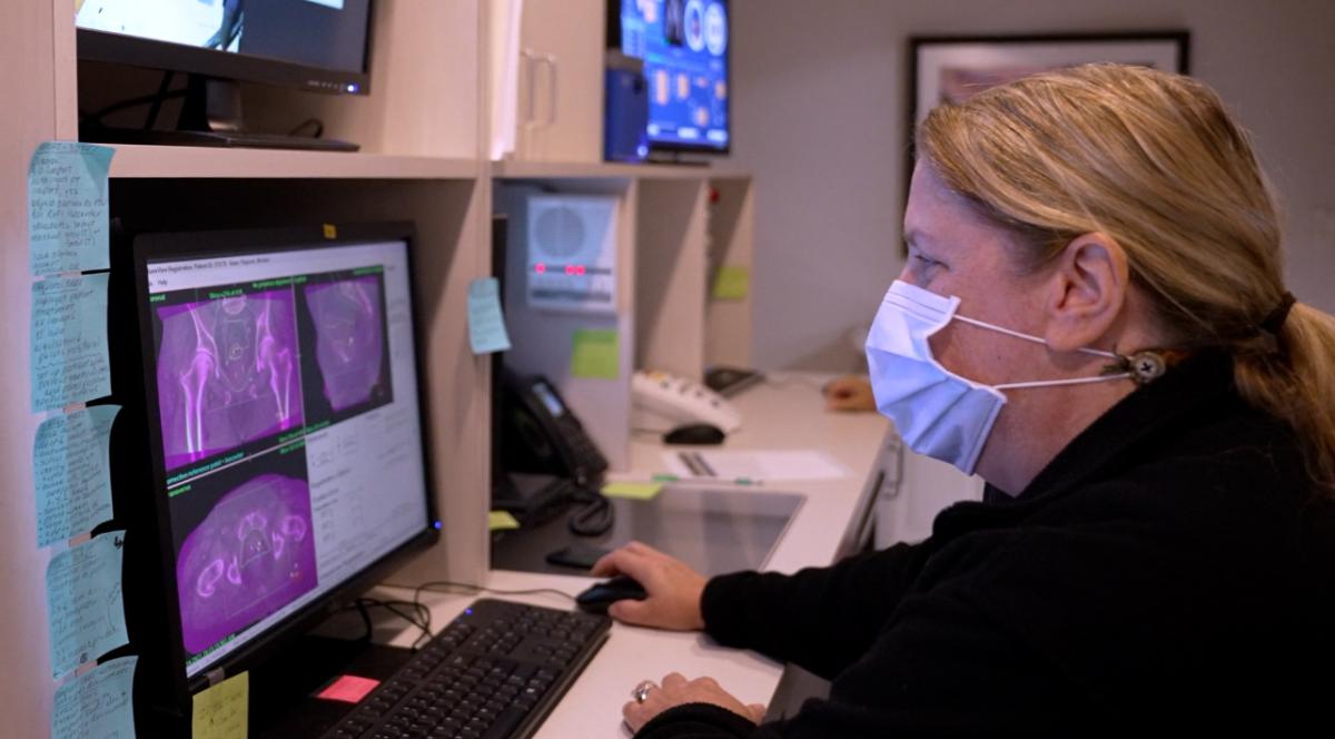 A technologist with UroPartners’ reading CT scans with metal artifact reduction (MAR).
