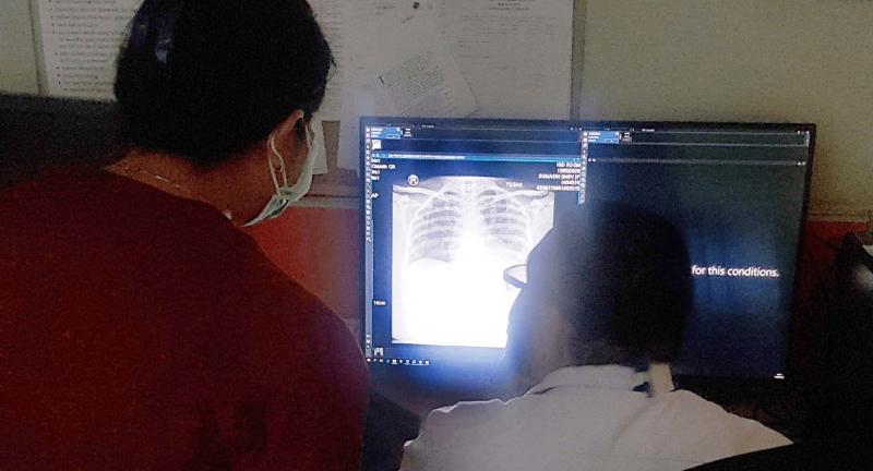 Radiologists at Indonesia RSCM discusses after seeing analysis results provided by Lunit INSIGHT CXR.
