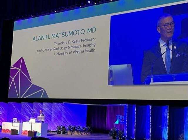 Алан Х. Мацумото, доктор медицинских наук, Университет здравоохранения Вирджинии, представил президента RSNA 2022-2023 Мэтью Мауро во время церемонии открытия и пленарного заседания в воскресенье, 26 ноября.