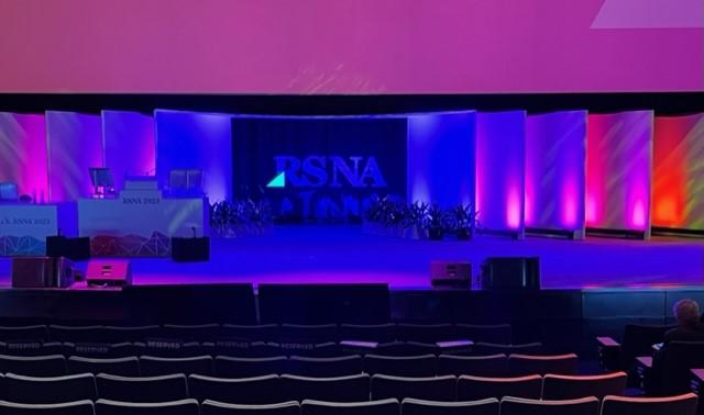 Эта сцена в Театре Ари Краун в Маккормик Плейс в Чикаго пролила свет на десятки ведущих мировых экспертов в области радиологии на 109-й научной сессии и ежегодном собрании Радиологического общества Северной Америки, RSNA 2023.