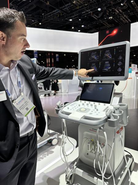 Энтони Тарди, руководитель отдела визуализации Siemens Healthineers, демонстрирует новую ультразвуковую систему Ultrasound Maple.