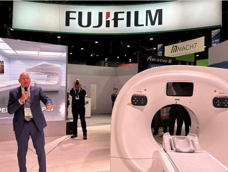 На RSNA23 Дональд Бошела, менеджер по продукции CT компании Fujifilm, представил FCT iStream.