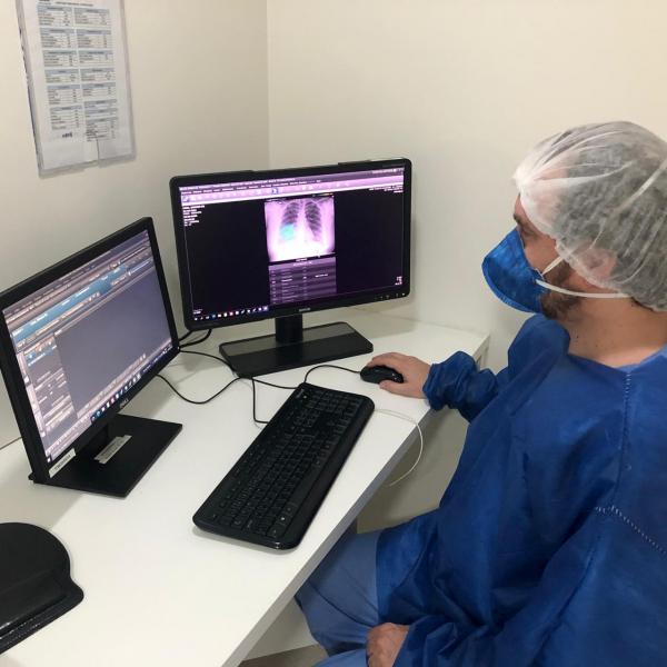 A radiologist at PreventSenior is using Lunit INSIGHT CXR to interpret chest x-ray image of a coronavirus patient who visited the center. #COVID19 #Coronavirus #2019nCoV #Wuhanvirus #SARScov2
