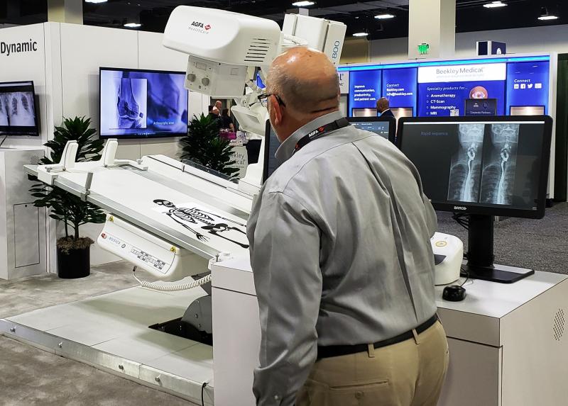 At the annual meeting of the AHRA, Agfa Healthcare demonstrated a full-scale model of its DR 800, presenting the unit as a "game changer" for its multifunctionality.