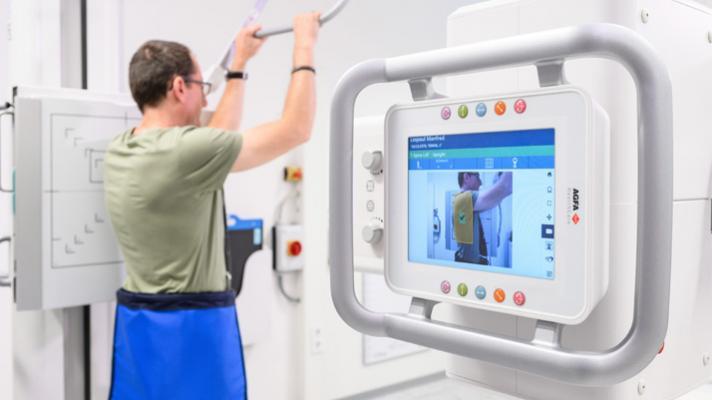 SmartXR uses a unique combination of hardware and AI-powered software to lighten radiographers’ workloads and provide image acquisition support. 