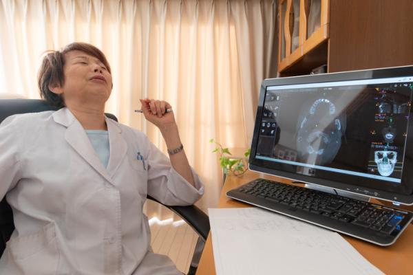 Less-experienced radiologists are more likely to recommend additional imaging for women undergoing breast cancer screening when they read digital breast tomosynthesis (DBT) images later in the day, according to a new study in Radiology. 