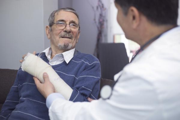 Led by a Michigan Medicine physician, the research team examined treatment outcomes over two years for patients who fractured their distal radius, the larger of two bones in the forearm. They found no one-size-fits all method for treating the fracture, which more than 85,000 Medicare beneficiaries sustain annually.