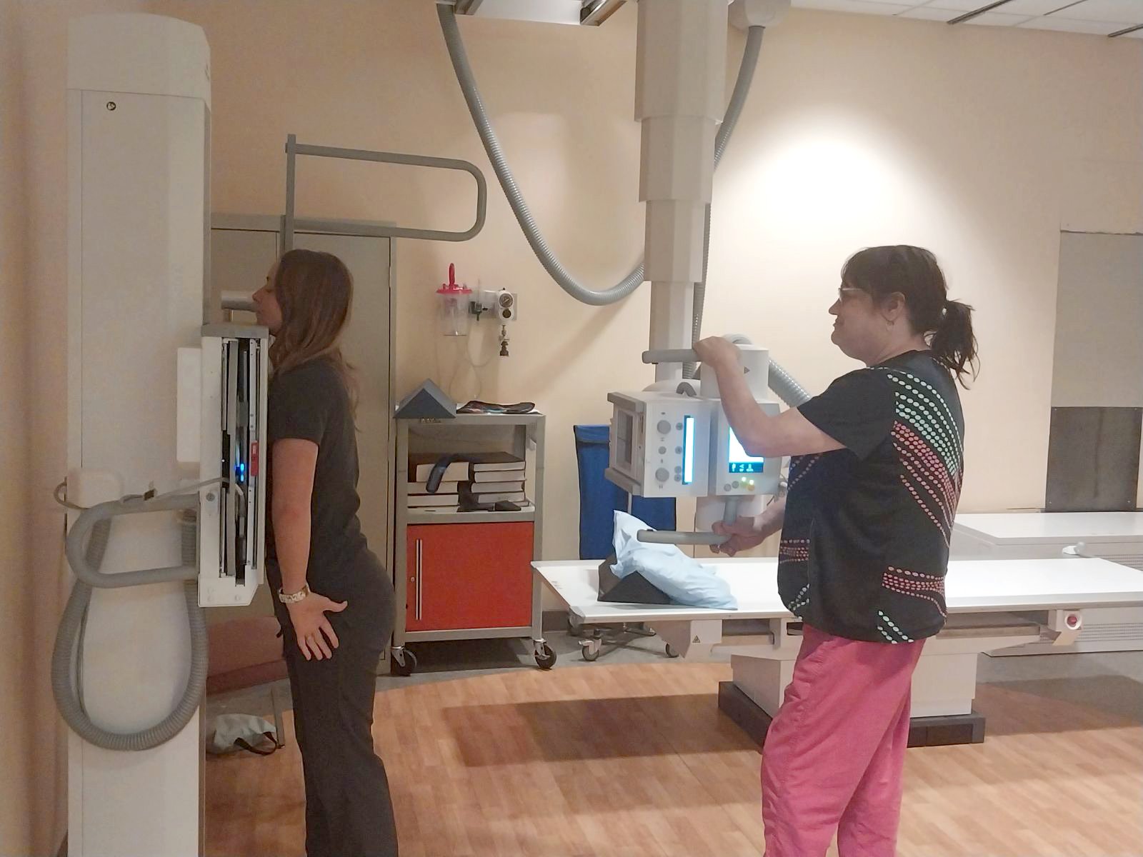 Massac Memorial employees with the FDR D-EVO Suite II X-ray room.